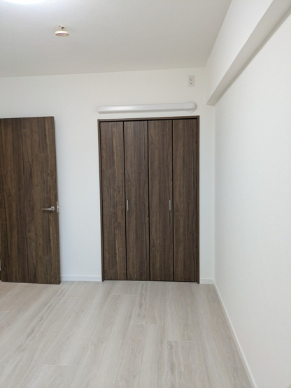 【洋室】 | アンピール長住南 | 玄関側6.4帖の洋室。室内のスペースは広々としています