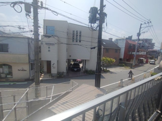 【展望】 | 南側のバルコニーからの眺望。前面は道路になっているのでさえぎる建物がなく日当たり良好です