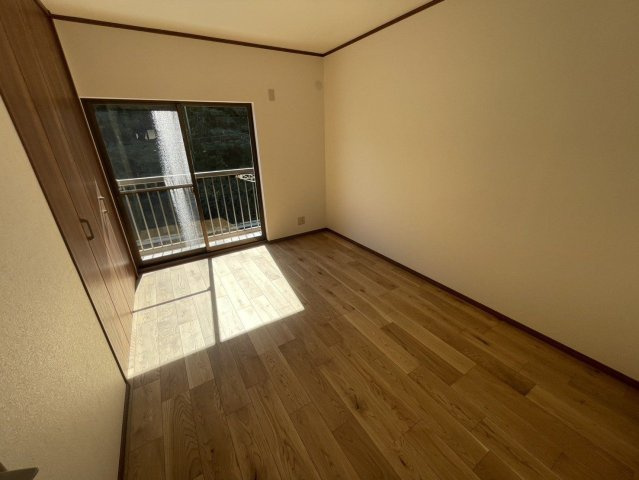 【洋室】 | 宗像市緑町　戸建て | 6帖の洋室。バルコニーに面した明るいお部屋で換気や採光ばっちりです