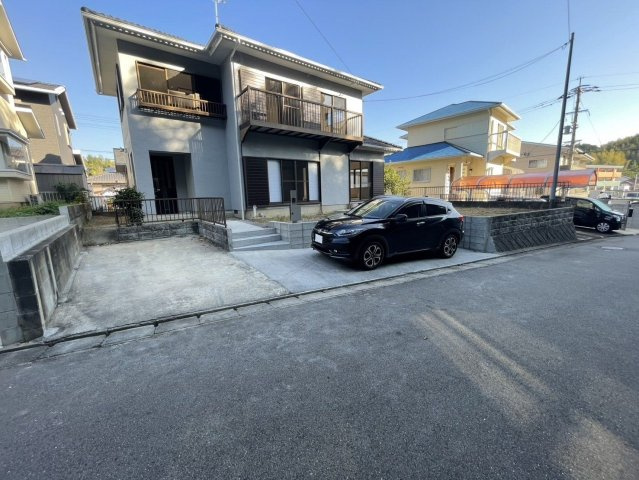 【駐車場】 | 宗像市緑町　戸建て | 駐車場は増設して2台停められるようになりました。前面道路もゆったりとしています