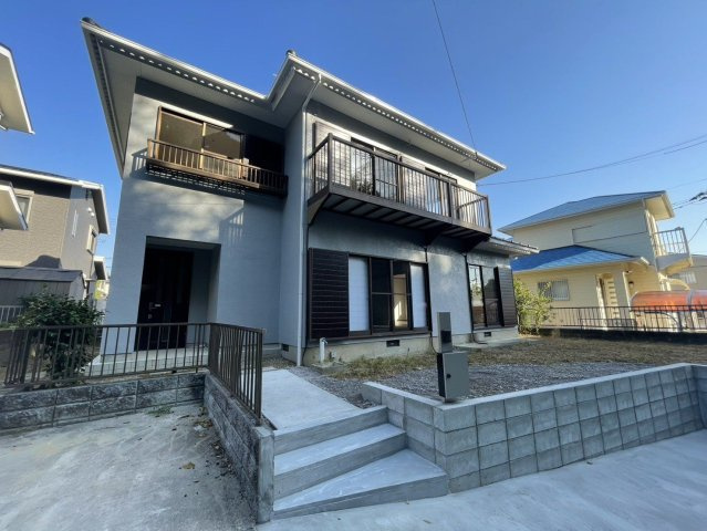【外観】 | 宗像市緑町　戸建て | 落ち着きのあるグレーを選んで素敵な外観に生まれ変わりました。屋根塗装も完了しています