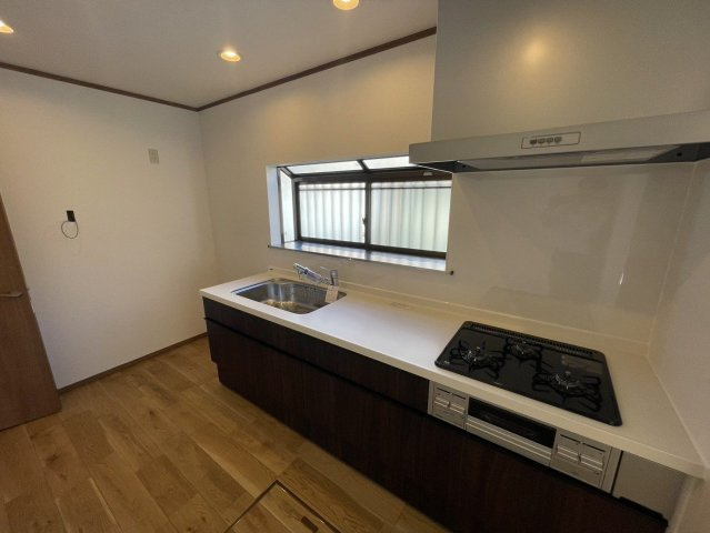 【キッチン】 | 宗像市緑町　戸建て | 独立タイプのキッチンで落ち着いてお料理ができます。窓があるので手元が明るくにおいもこもりづらいです