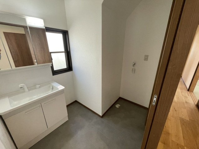 【独立洗面台】 | 宗像市緑町　戸建て | 三面鏡裏収納付きの洗面台で、散らかりがちな洗面回りもすっきりと片付きます