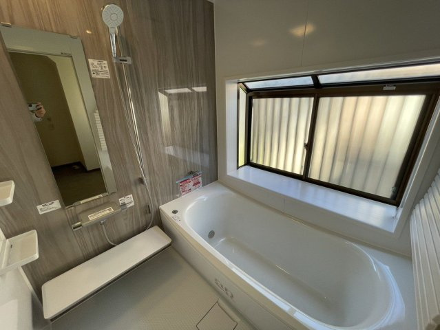 【浴室】 | 宗像市緑町　戸建て | 戸建てならではのゆったりしたバスルーム。追い焚き機能付きなので家族皆がいつでも温かいお風呂に入れます