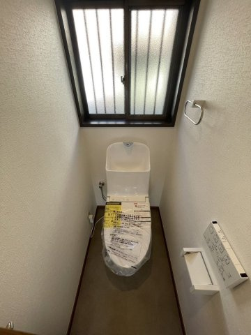 【トイレ】 | 宗像市緑町　戸建て | いつも綺麗に清潔に！ウォッシュレット付きトイレです。窓も付いてるので空気の入れ替えも楽にできます
