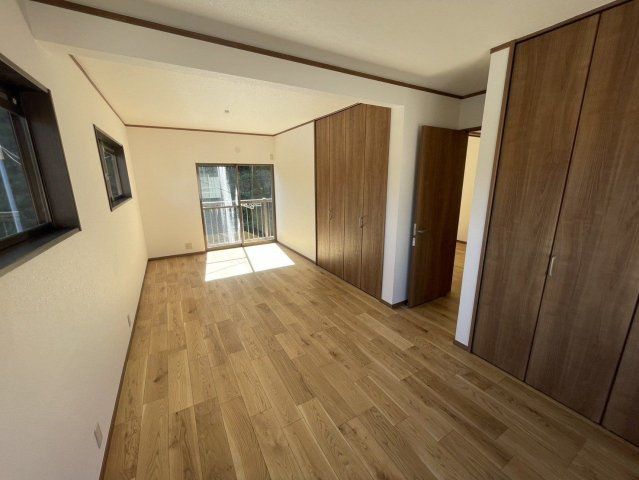 【洋室】 | 宗像市緑町　戸建て | 2階11畳の洋室。クローゼットも2箇所にあるので居住スペースを広く使えます