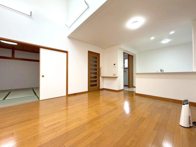 江別市大麻東町の居間・リビング|リビング別角度！キッチンはIH、給湯・暖房は灯油です！
