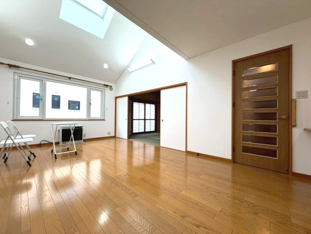 江別市大麻東町の居間・リビング|南東向きで陽当たり良好なリビングは吹き抜けになっており明るい光が差し込みます♪