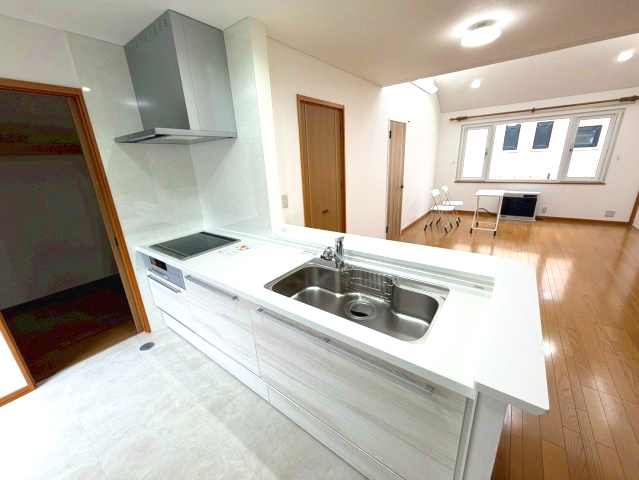 江別市大麻東町のキッチン|ご家族の顔やお子様の様子を見ながら楽しくお料理ができる対面式キッチン！