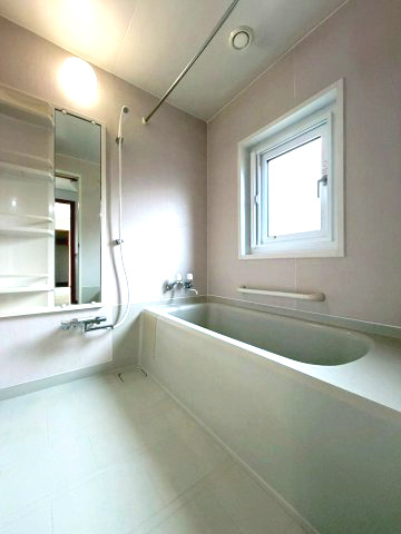 江別市大麻東町の浴室|1日の疲れを癒す浴室は窓付きで換気もばっちりです！