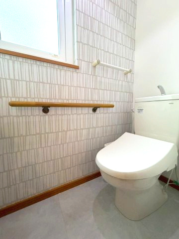 江別市大麻東町のトイレ|必須の温水洗浄付き便座◎手すり付きで将来の事も考えた造り！