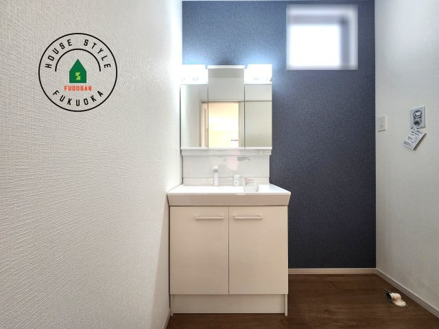 福岡市中央区笹丘1丁目第3-3棟（2号棟）の内観：施工例|毎日使うものだから清潔な空間を保ちたい水回り。洗面にはそんな願いを解消させてくれる収納アイデアが満載です。三面鏡の裏側にはキャビネットが現れ小物から背の高い物まで収納できます。