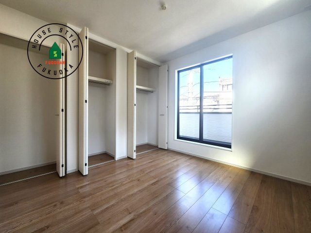 福岡市中央区笹丘1丁目第3-3棟（2号棟）の内観：施工例|主寝室には収納力に優れたクローゼットがありますので、お部屋もすっきり片付きます。