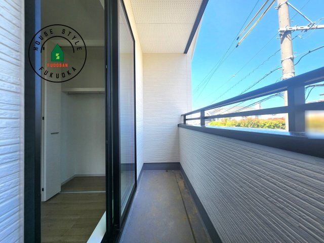 福岡市中央区笹丘1丁目第3-3棟（2号棟）の外観：施工例|風をしっかりと感じられるバルコニーでは、毎日が洗濯日和です。広々としているので洗濯も楽しくなるでしょうし、気分転換にバルコニーからの眺めを楽しむのもいいでしょう。