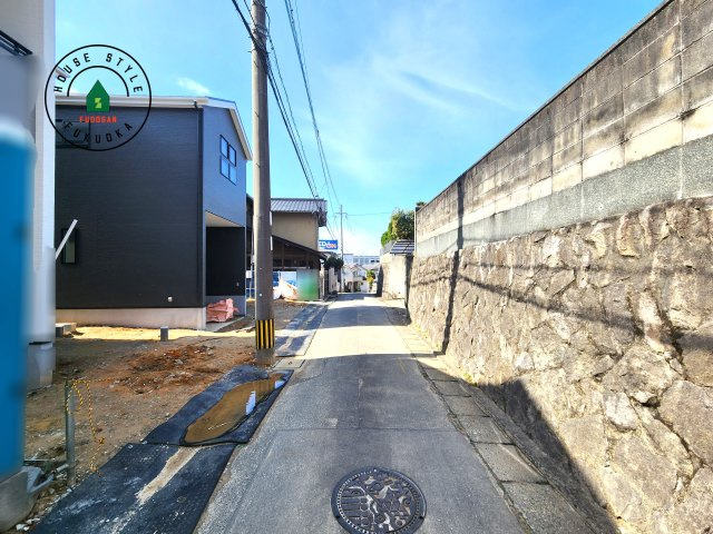 S・福岡市中央区笹丘1丁目第3-3棟（2号棟）の前面道路含む現地写真|前面道路は閑静な住宅地をはしる車通りの少ない道路。お車の出し入れが苦手なママや小さなお子様にも安心ですね。しっかり舗装もされているので、ベビーカーや自転車で通っても快適に通行できます。