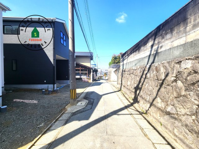 福岡市中央区笹丘1丁目第3-3棟（2号棟）の前面道路含む現地写真|前面道路は閑静な住宅地をはしる車通りの少ない道路。お車の出し入れが苦手なママや小さなお子様にも安心ですね。しっかり舗装もされているので、ベビーカーや自転車で通っても快適に通行できます。