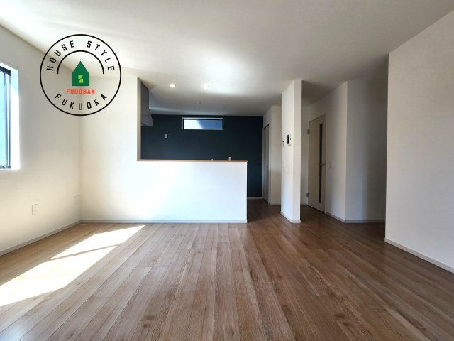 福岡市中央区笹丘1丁目第3-3棟（2号棟）の内観：施工例|ご家族を近くに感じられる対面キッチンのLDK。会話もはずみそうですね。