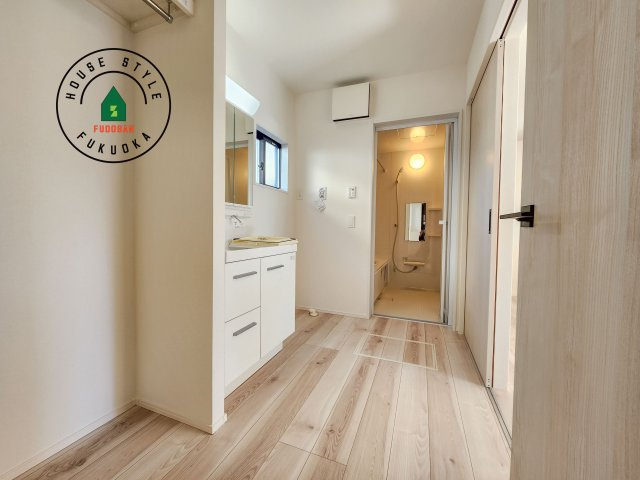 糟屋郡須恵町大字須恵第22-1棟（1号棟）の脱衣所|ゆとりの洗面スペースで朝の身支度もスムーズに。暮らしを快適に変えるシャワー付洗面台です！