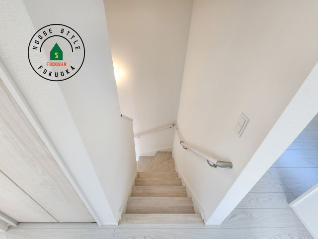 糟屋郡須恵町大字須恵第22-1棟（1号棟）の内装|階段からも明るい光が入ります。採光や通風も階段の重要な役割です。