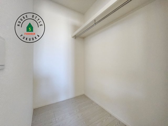 糟屋郡須恵町大字須恵第22-1棟（1号棟）の収納|洋服や大きな荷物が多い方や人数の多いご家族などは、一般的なクローゼットよりもウォークインクローゼットのほうが使い勝手が良いです。