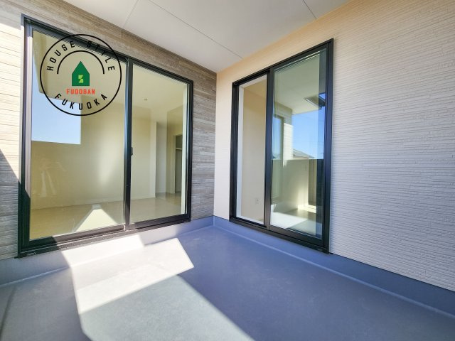 糟屋郡須恵町大字須恵第22-1棟（1号棟）のバルコニー|風をしっかりと感じられるバルコニーでは、毎日が洗濯日和です。広々としているので洗濯も楽しくなるでしょうし、気分転換にバルコニーからの眺めを楽しむのもいいでしょう。