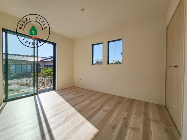 糟屋郡須恵町大字須恵第22-1棟（1号棟）の子供部屋|柔らかい陽光が差し込む明るいお部屋を演出する設計。彩光の取れる窓が気持ちの良いお部屋を創り上げます。