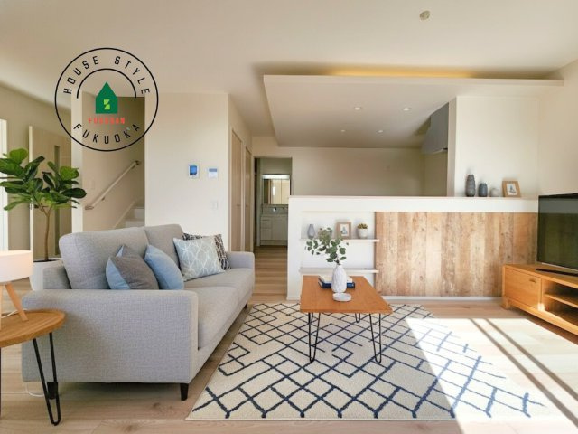 糟屋郡須恵町大字須恵第22-1棟（1号棟）の居間・リビング|明るく開放的なリビングダイニングは豊かな陽光が注ぎ込み、やすらぎの空間を演出してくれます。ご家族で楽しいひとときをお過ごし下さい。※家具はCGを合成したものです。