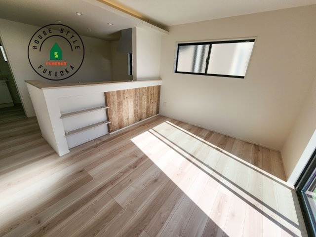 糟屋郡須恵町大字須恵第22-1棟（1号棟）のダイニング|キッチンから立ち込める香りが今日の料理を期待させます。