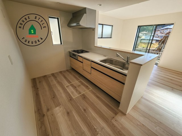 糟屋郡須恵町大字須恵第22-1棟（1号棟）のキッチン|ダイニングテーブルへの配膳がラクラク、お料理はかどるカウンター付きシステムキッチン！