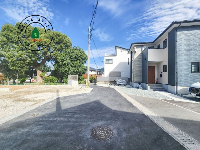 糟屋郡須恵町大字旅石第24-4棟（3号棟）の前面道路含む現地写真|前面道路は閑静な住宅地をはしる車通りの少ない道路。お車の出し入れが苦手なママや小さなお子様にも安心ですね。しっかり舗装もされているので、ベビーカーや自転車で通っても快適に通行できます。