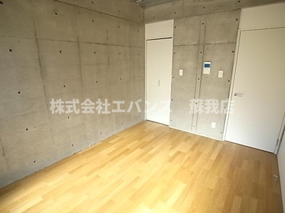 【寝室】 | カーサトリプルエー | 広くて明るい寝室