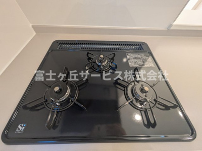 【その他】 | 湖西市新居町中之郷 2期 新築一戸建て 1号棟 | 3口コンロがあります