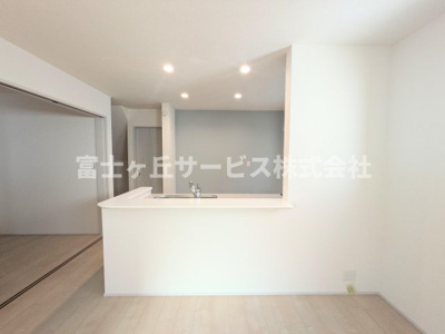 【キッチン】 | 湖西市新居町中之郷 2期 新築一戸建て 1号棟 | 前から見たキッチンです