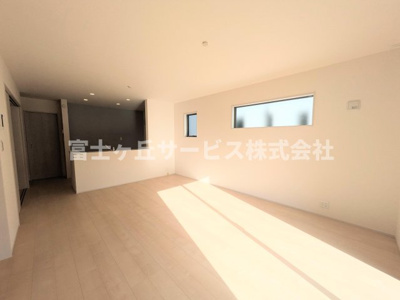 【居間・リビング】 | 湖西市新居町中之郷 2期 新築一戸建て 1号棟 | リビングダイニングです