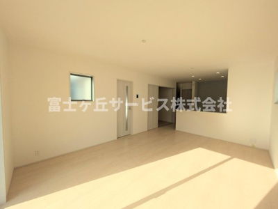 【居間・リビング】 | 湖西市新居町中之郷 2期 新築一戸建て 1号棟 | リビングです