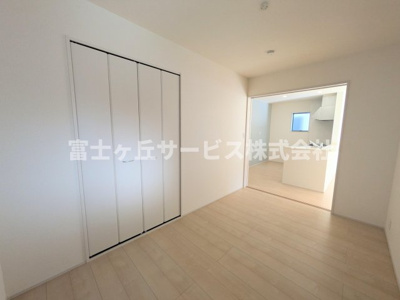 【洋室】 | 湖西市新居町中之郷 2期 新築一戸建て 1号棟 | リビング横の洋室です