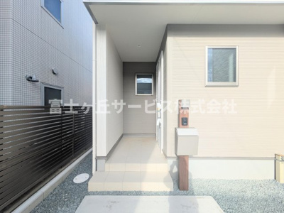 【エントランス】 | 湖西市新居町中之郷 2期 新築一戸建て 1号棟 | エントランスです