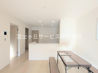 【キッチン】 | 湖西市新居町中之郷 2期 新築一戸建て 2号棟 | 前から見たキッチンです