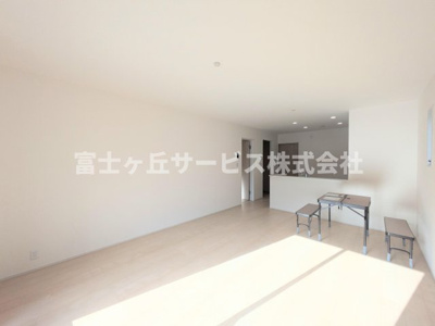 【居間・リビング】 | 湖西市新居町中之郷 2期 新築一戸建て 2号棟 | リビングダイニングです