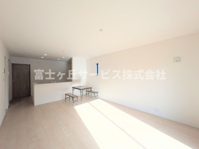 【居間・リビング】 | 湖西市新居町中之郷 2期 新築一戸建て 2号棟 | リビングです