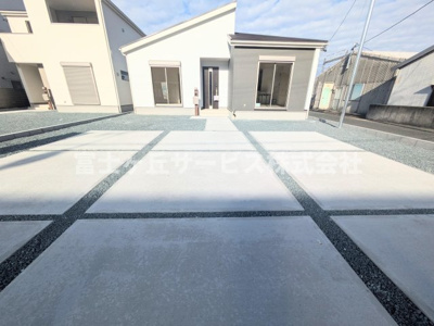 【駐車場】 | 湖西市新居町中之郷 2期 新築一戸建て 2号棟 | ３台駐車可能です