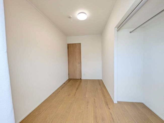 【洋室】 | ライオンズマンション香住ヶ丘 | 5.1帖の洋室。バルコニーに面した明るいお部屋で換気や採光ばっちりです