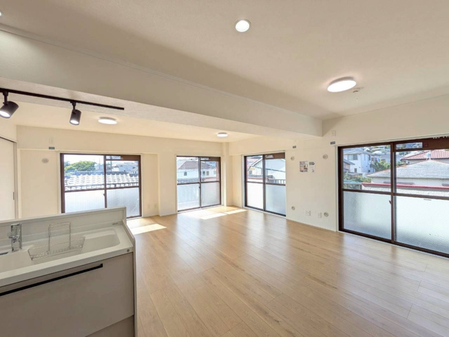 【居間・リビング】 | ライオンズマンション香住ヶ丘 | リビング・ダイニングは嬉しい二面採光で明るい陽射しが射し込みます