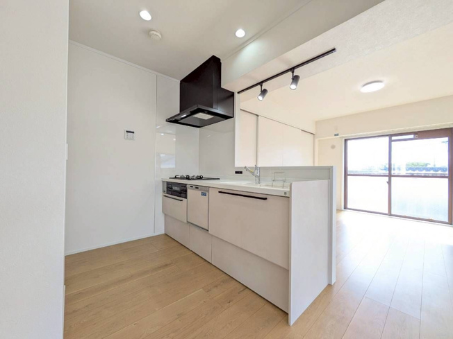 【キッチン】 | ライオンズマンション香住ヶ丘 | お料理をしながら会話を楽しめるカウンターキッチンです。食洗機付きで後片付けも楽々