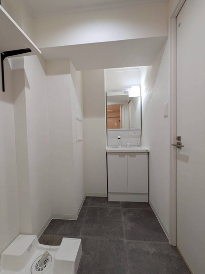 【独立洗面台】 | ライオンズマンション香住ヶ丘 | 三面鏡裏収納付きの洗面台で、散らかりがちな洗面回りもすっきりと片付きます