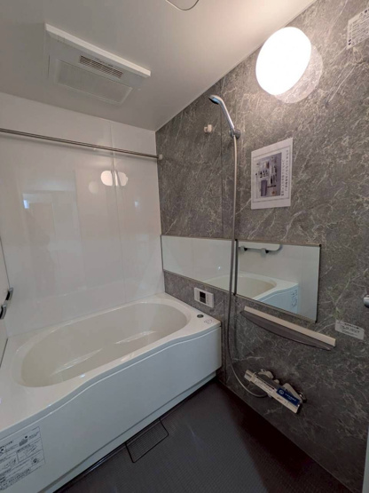 【浴室】 | ライオンズマンション香住ヶ丘 | 雨の日でも洗濯に困らない浴室乾燥機、いつでも暖かいお風呂に入れる追い焚き機能付きのバスルームです