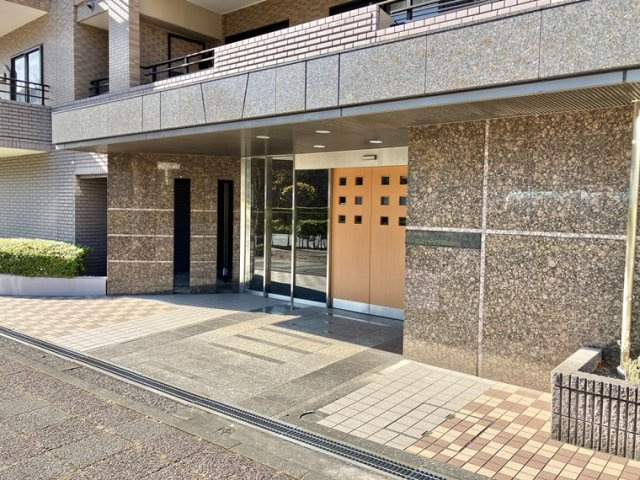 クイーンズパレス東戸塚のエントランス