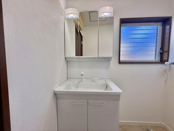 宇都宮市上野町　4ＬＤＫ　中古住宅の独立洗面台