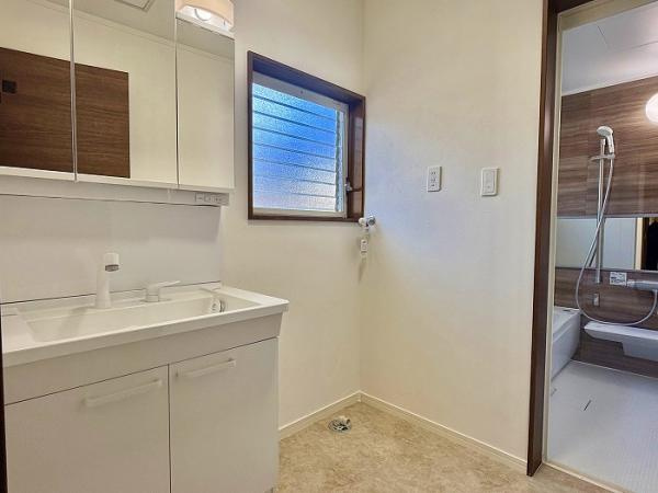 宇都宮市上野町　4ＬＤＫ　中古住宅のその他|「洗面室」洗面台新品交換済み