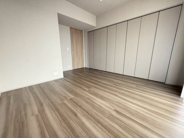 【洋室】 | 8.3帖の洋室♪大容量のクローゼットがございます♪